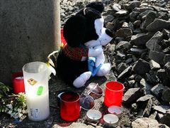 U pomníčku obětem nehody jsou vedle svíček a květin také plyšové hračky. Nejmladší oběti byly čtyři roky