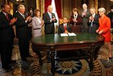 Ještě před slavnostním obědem podepsal prezident Obama svůj první zákon - inaugurační listiny.