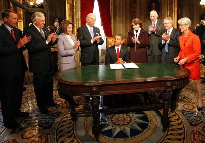 Ještě před slavnostním obědem podepsal prezident Obama svůj první zákon - inaugurační listiny.