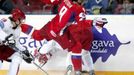 Ruský hokejistaAlexander Ovechkin (vpravo) v souboji o puk z Bělorusem Alekxejem Ugarovem.