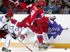 Ruský hokejistaAlexander Ovechkin (vpravo) v souboji o puk z Bělorusem Alekxejem Ugarovem.