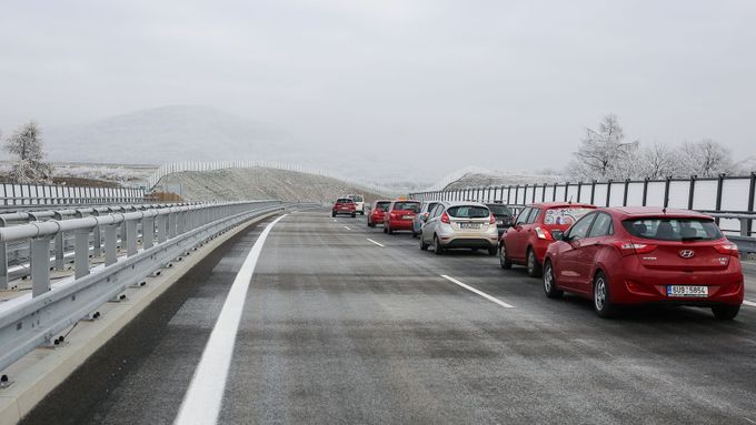 Na některých úsecích českých dálnic se doprava zvýšila téměř o 200 procent.