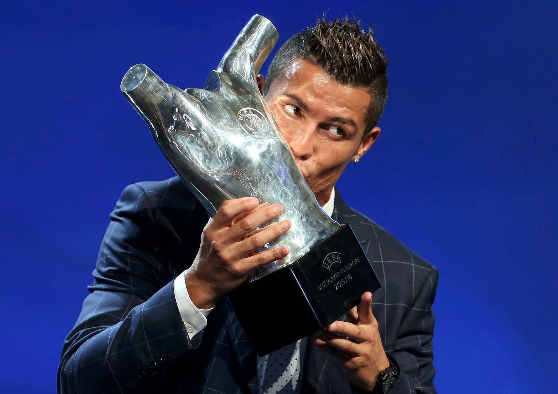 Cristiano Ronaldo s cenou pro nejlepšího fotbalistu Evropy za sezonu 2015/16