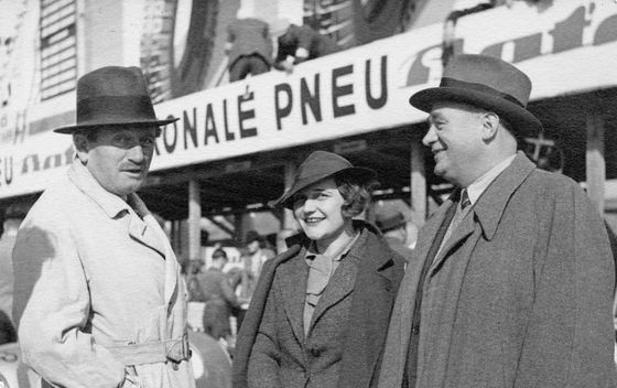 Eliška Junková na Masarykově okruhu na počátku 30. let. Vlevo Ferdinand Porsche, vpravo Hans Ledwinka.