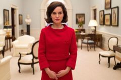 Natalie Portman se jako Jackie Kennedy vyrovnává se smrtí manžela
