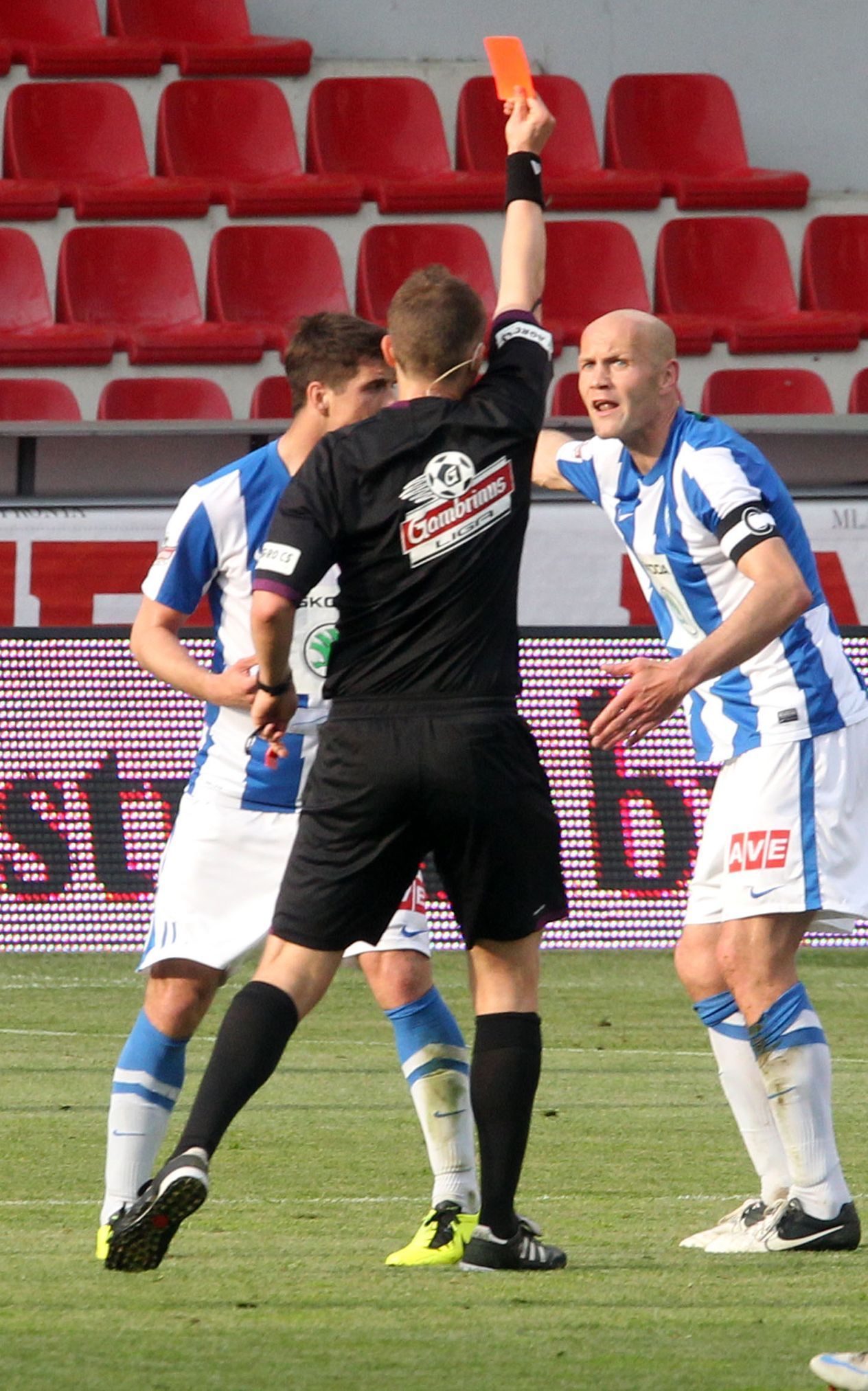 Fotbal, Pohár České pošty, Sparta - Mladá Boleslav: Petr Johana (vpravo) dostává červenou kartu