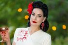 Dita von Teese se narodila jako Heather Renée Sweetová 28. září 1972 v Rochesteru ve státě Michigan. Vyrostla v běžné rodině, maminka byla manikérka, otec obráběč kovů.