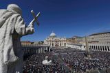 Sto padesát tisíc věřících zcela zaplnilo náměstí ve Vatikánu.