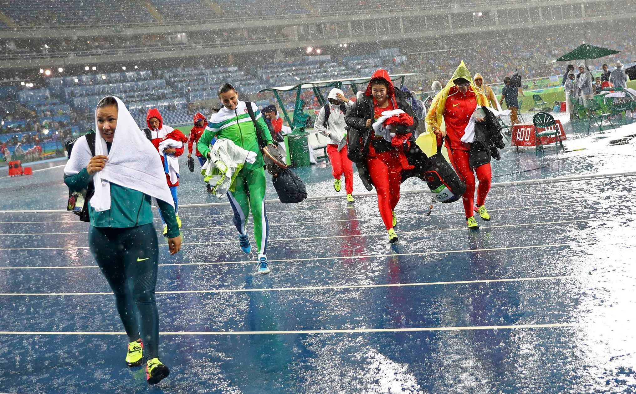 OH 2016, atletika, hod diskem: diskařky utíkají před deštěm
