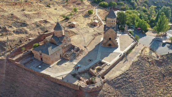 Záhada mrtvých, všem chyběla čelist. Češi pátrají po nejstarších vinařích na světě