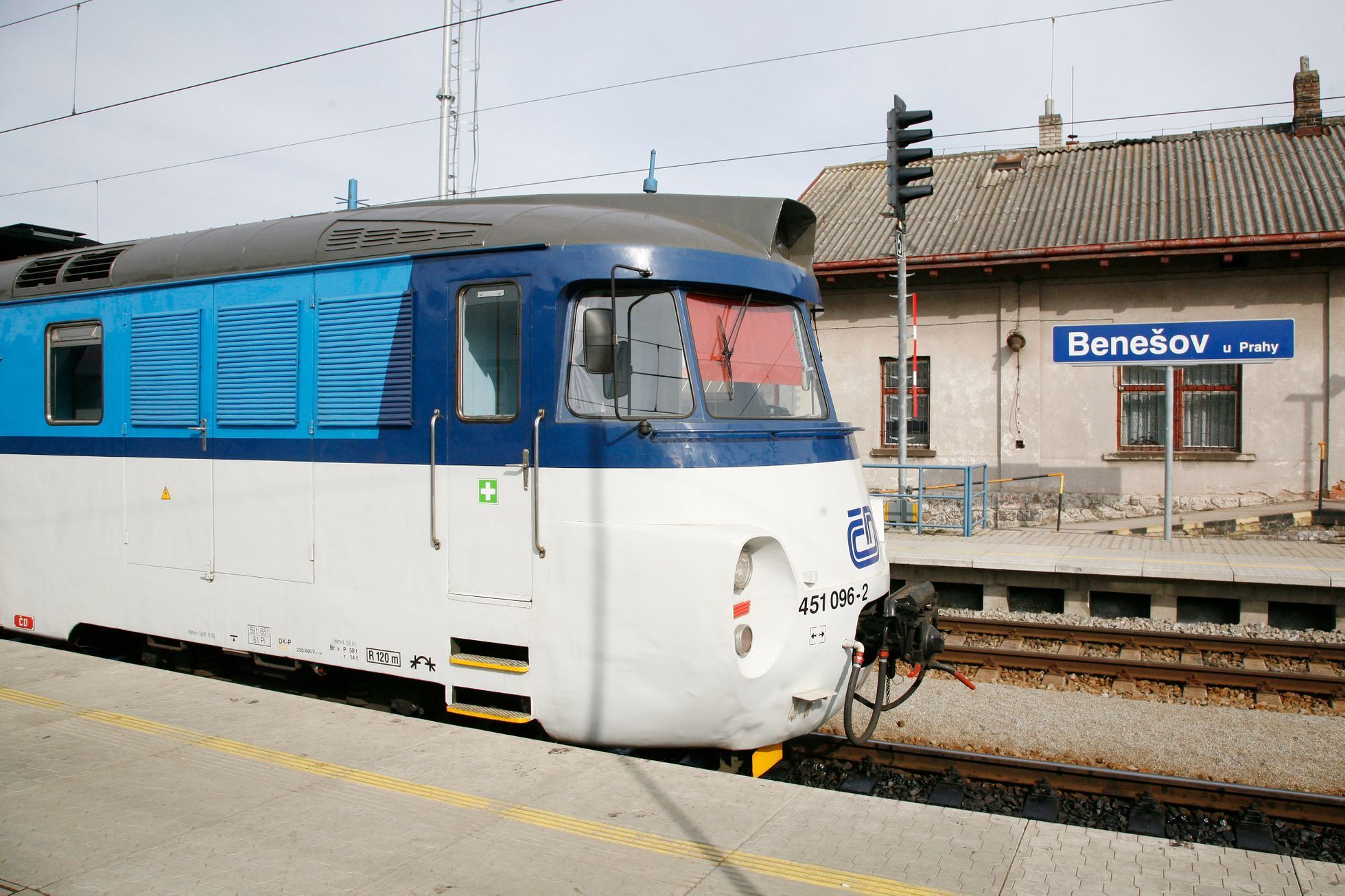 Vlak - pantograf - 451