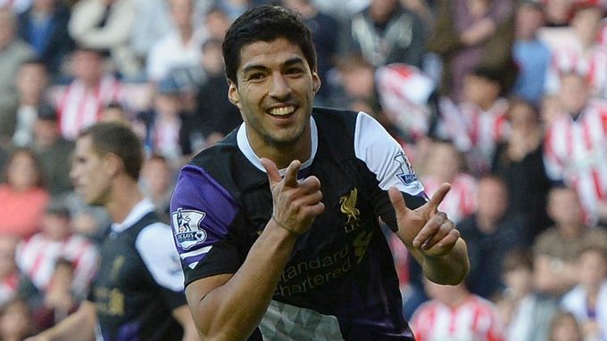 Luis Suárez oslavil svůj návrat na anglická hřiště po desetizápasovém trestu dvěma góly a pomohl Liverpoolu k posunu na druhé místo tabulky.
