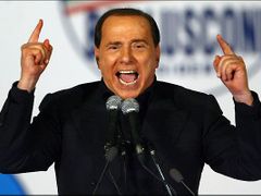 Berlusconi vždy hýřil sebevědomím a své politické protivníky rétoricky 