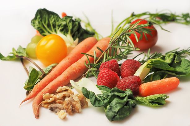 Betakaroteny jsou obecně přítomné v ovocí (meruňky, grep, nektarinky, višne, papája), v listové zelenině (kapusta, ružičková kapusta, špenát), v oranžové a žluté zelenině