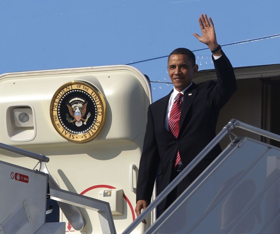 Barack Obama vystupuje ze svého Air Force One