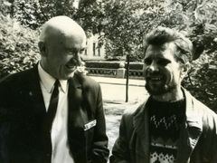 Petr Grigorenko (vlevo) a disident Ivan Jachimovič při akci před československou ambasádou v Moskvě, 29.7.1968