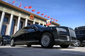 Kim Čong-un dostal od Putina darem ruské auto. Může jít o porušení sankcí?