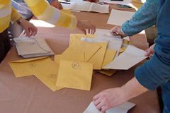 Komise ve Slatinkách zaměnila obálky, ale volby platí. Zákon jejich barvu nestanovuje