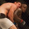 UFC 192: Viktor Pešta (bílé trenky) v zápase s Derrickem Lewisem