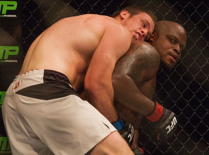 UFC 192: Viktor Pešta (bílé trenky) v zápase s Derrickem Lewisem