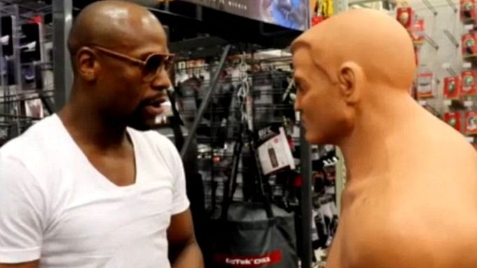 Mayweather a fackovací panák Pacquiao