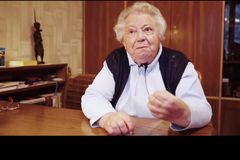 Nehlasujte pro Hofera. Rakušanka, která přežila holocaust, líčí ve videu své obavy