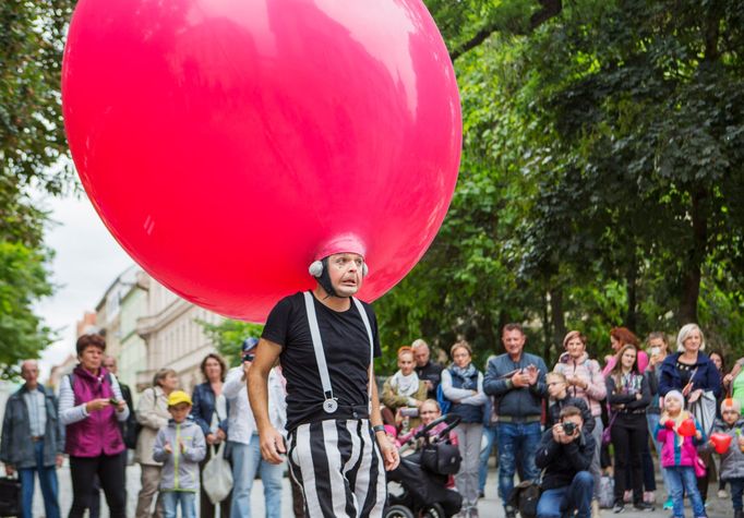 Na snímku z plzeňského festivalu Divadlo je italský artista Otto Il Bassoto, 2017.