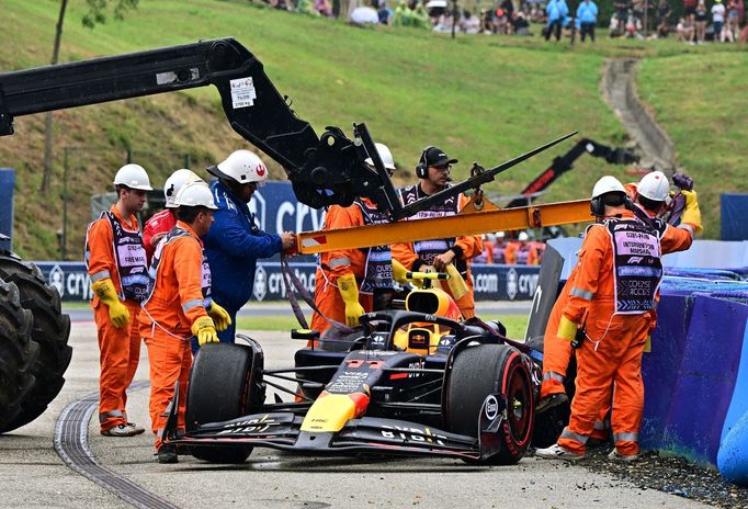 Havarovaný Red Bull Sergia Péreze v kvalifikaci na VC Maďarska F1 2024