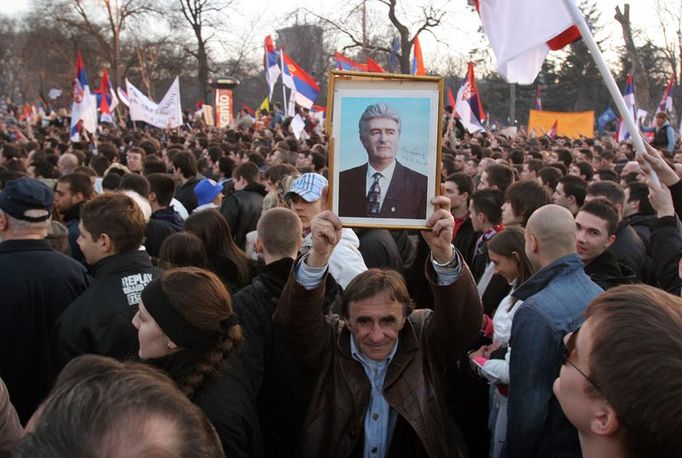 V davu byly k vidění nejrůznější srbské symboly. Mezi nimi i mezinárodně hledaný bosensko-srbský velitel Radovan Karadžič.