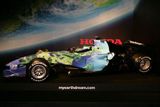 Monopost F1 Honda se zeměkoulí místo reklamy.
