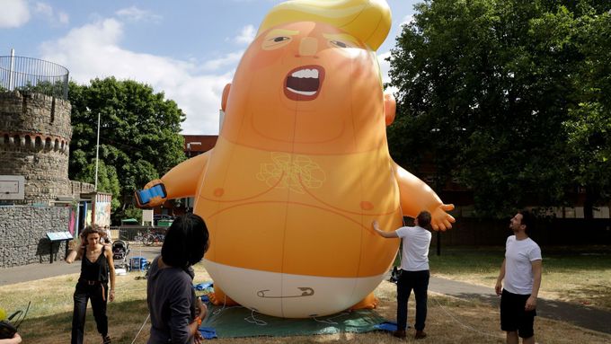 Demonstranti v centru Londýna protestovali s velkým balónem ve tvaru Trumpa, pak vyšli do ulic