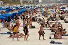 Kde selhal boj s koronavirem: Žluté vesty protestovaly, Američané vyrazili na pláž