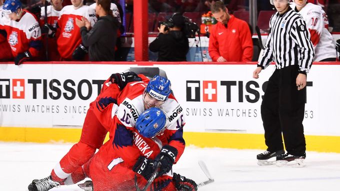 Podívejte se, jak čeští junioři při vstupu do hokejového mistrovství světa v Kanadě udolali Švýcarsko.