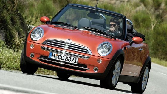 Mini s plátěnou stahovací střechou z roku 2006 seženete za zhruba 180 tisíc korun.