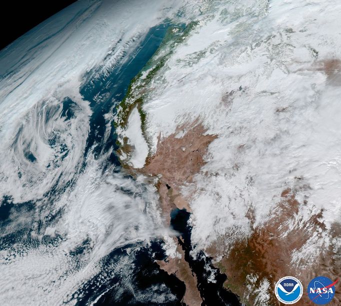 Národní úřad pro oceán a atmosféru zveřejnil první fotografie, které pořídila umělá družice GOES-16.