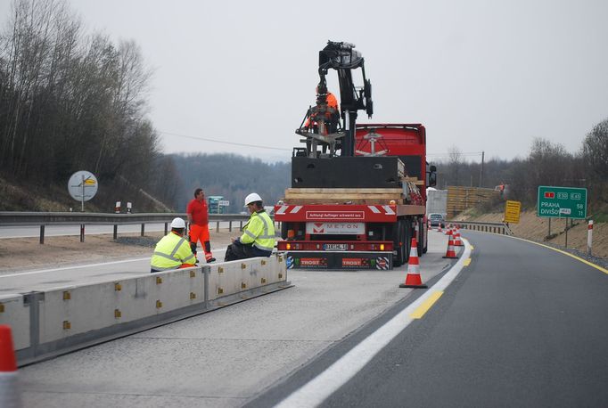 Dělníci připravující oddělení obou směrů na polovině dálnice měli zrovna přestávku. Stavební firma se ovšem dušuje, že do nadcházející neděle bude vše připraveno.