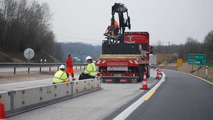 ŘSD a firmy podepsaly dodatek ke smlouvě na dálnici D11. Cena se zvýší, termín zkrátí