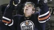 Aleš Hemský slaví vítězný gól Edmontonu, který jeho klub v play-off posunul přes Detroit.