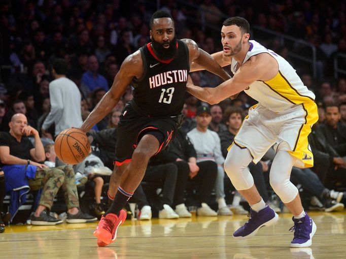 James Harden obchází Larryho Nance jr. z Los Angeles Lakers