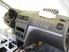 Nohy v prostoru u řidiče, kde je kolenní airbag, simulují ocelové trubky 