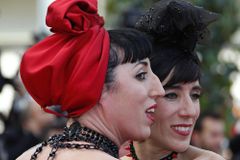 Almodóvar ordinuje Cannes opiovou dávku umělého sexu