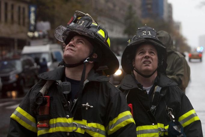 Newyorští hasiči kontrolují Manhattanu stav jeřábu, který poničil vichr.