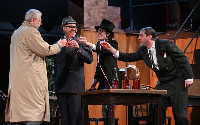 Vladimír Krátký jako Himl, Jan Grygar v roli Devátého, Pavel Čeněk Vaculík coby Houska a Ivan Dejmal v roli Bartoše.