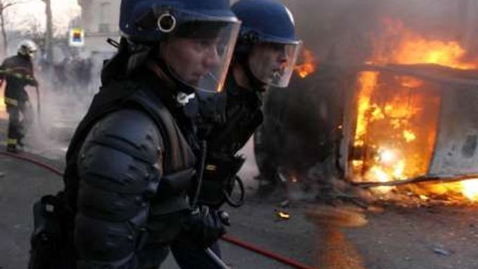 Francouzští policisté o víkendu zasahovali při nepokojích, které vyvolali demonstranti, protestující proti novému sociálnímu zákonodárství. V ulicích Paříže během manifestací vzplály automobily. 20. březen 2006