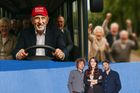 Politická šikana: Voliči Spolu jsou nároční. Babišovi stačí kšiltovka a strašení