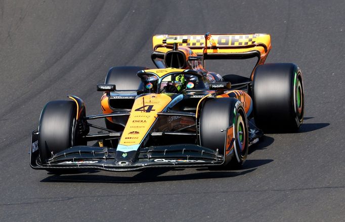 Lando Norris v McLarenu během kvalifikace na VC Maďarska 2023