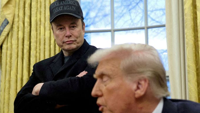 Elon Musk poslouchá Donalda Trumpa během jeho projevu v Oválné pracovně. Washington, 11. února 2025.