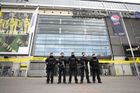 Policisté hlídkují u stadionu Dortmundu ve velkých skupinách již od úterního večera...