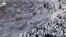 Muslim pilgrims circle the Kaaba and pray in front of Station of Ibrahim "Maqam Ibrahim" at the Grand mosque during the annual haj pilgrimage in the holy city of Mecca October 23, 2012, ahead of Eid al-Adha which marks the end of haj. On October 25, the day of Arafat, millions of Muslim pilgrims will stand in prayer on Mount Arafat near Mecca at the peak of the annual pilgrimage. REUTERS/Amr Abdallah Dalsh (SAUDI ARABIA - Tags: RELIGION) Published: Říj. 24, 2012, 12:43 dop.