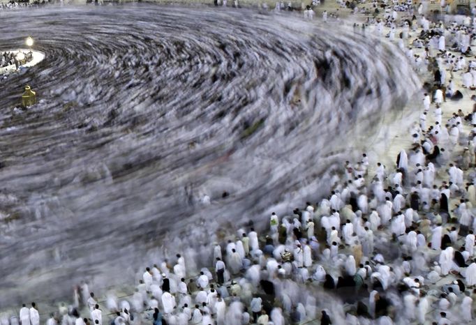 Muslim pilgrims circle the Kaaba and pray in front of Station of Ibrahim "Maqam Ibrahim" at the Grand mosque during the annual haj pilgrimage in the holy city of Mecca October 23, 2012, ahead of Eid al-Adha which marks the end of haj. On October 25, the day of Arafat, millions of Muslim pilgrims will stand in prayer on Mount Arafat near Mecca at the peak of the annual pilgrimage. REUTERS/Amr Abdallah Dalsh (SAUDI ARABIA - Tags: RELIGION) Published: Říj. 24, 2012, 12:43 dop.